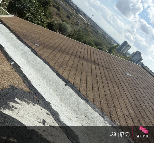 עבודת איטום ותיקון יריעות ביטומניות בגג משופע